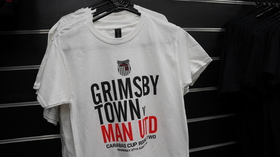 GRIMSBY TOWN v Man Utd Tee Adult